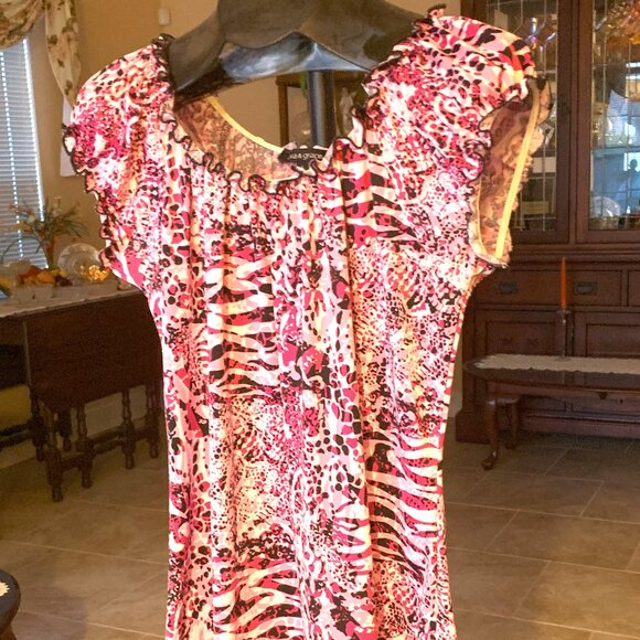 NWOT Ava & Grace Elasticized Neck Pink and Rose Geometric Print Top size Large - Picture 3 of 5